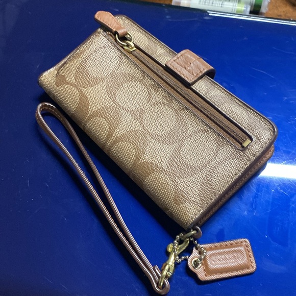 Coach phone holder wristlet - Picture 2 of 11